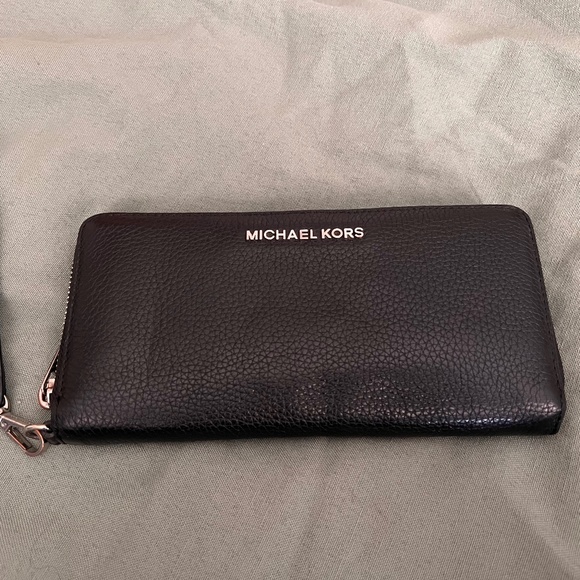 Micheal Kors Wallet - Picture 1 of 4